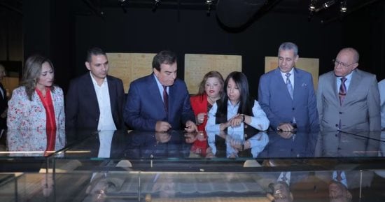 الإعلامى جورج قرداحى يزور مكتبة الإسكندرية ويتسلم نسخة من كتاب "وصف الإسكندرية"