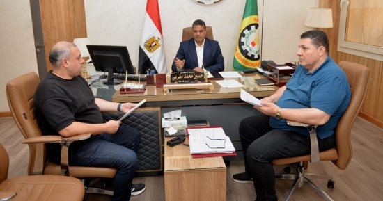 بحث طلبات التصرف العقارية الخاصة بمستثمري المنطقة الصناعية في جمصة