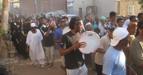 البلد كلها خرجت.. أهالى الطيباب فى النوبة يحتفلون بالمولد النبوي