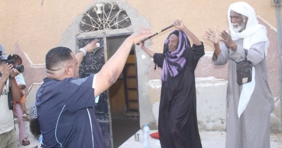 "شمسة".. مسنة نوبية تتحدى الثمانين وترقص مع زفة المولد بأسوان.. صور