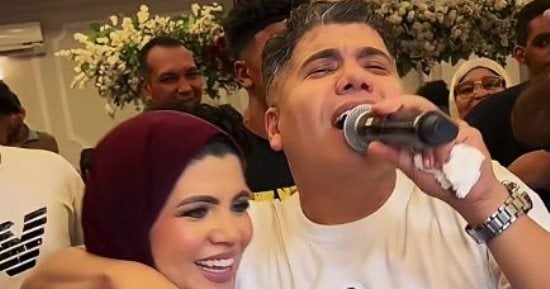 عمر كمال يحتفل بمولود شقيقته ويغنى له.. ورسالة مؤثرة لوالدته