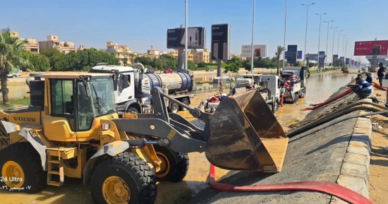 إصلاحات كسر ماسورة مياه طريق الواحات الصحراوى وسط انتشار الخدمات المرورية.. صور