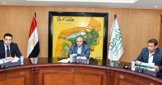 محافظ الفيوم يتابع معدلات الآداء بملف تقنين أراضي أملاك الدولة