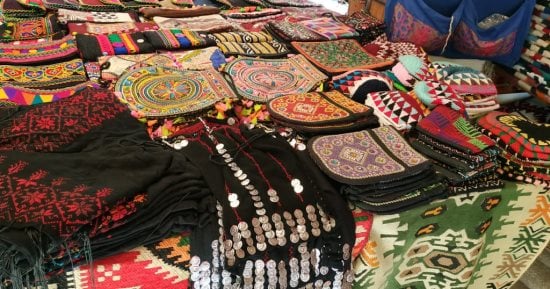 مشغولات سيوة اليدوية تغزو الأسواق.. الأزياء النسائية والحلى التراثية والحقائب تلهم بيوت الأزياء العالمية.. بازارات متخصصة فى مطروح والمحافظات الأخرى تبيع منتجات الواحة مع إقبال ملحوظ عليها