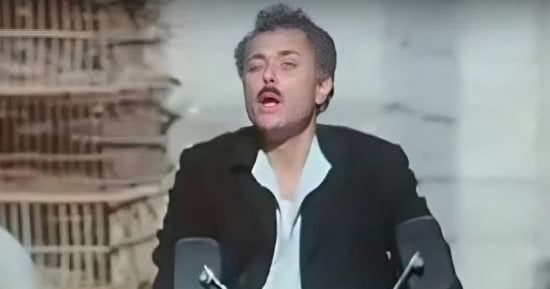 35 عاما على الكيت كات.. فيلم شاهد مصر بعيون الشيخ حسني.. محمود عبد العزيز في واحدة من أعظم شخصياته.. وداوود عبد السيد يوثق أحلام البسطاء وانكساراتهم.. مشاهد أصبحت علامات بارزة في ذاكرة الجمهور