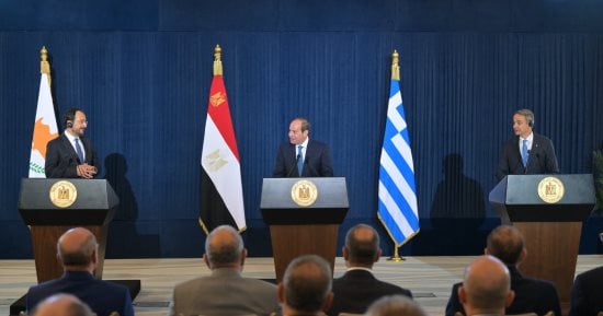 الرئيس السيسى: مصر وقبرص واليونان ترفض أى محاولات لتقسيم سوريا
