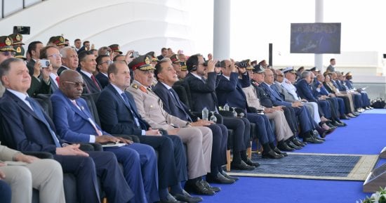 النجوم الفضية تفتتح العروض الجوية بمعرض العلمين للطيران بحضور الرئيس السيسى.. فرسان الإمارات ورافال الفرنسية تتألق فى سماء المدينة الساحلية.. تركيا تشارك للمرة الأولى.. والصقور السعودية ترسم علم مصر