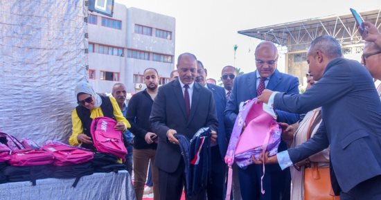 محافظ الإسكندرية يسلم مستلزمات مدرسية لـ9500 أسرة من الأولى بالرعاية