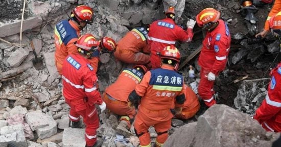 وفاة 12 شخصا وفقد آخر إثر انهيار طيني شرقي الصين