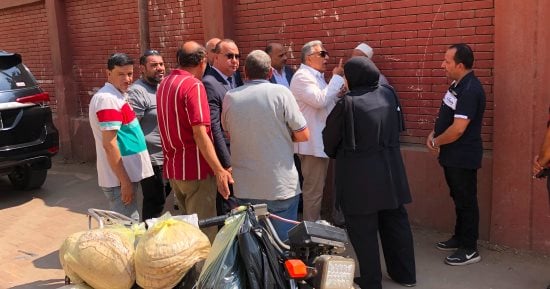 محافظ الدقهلية يستوقف موتوسيكل يحمل كميات كبيرة من الخبز المدعم بأجا