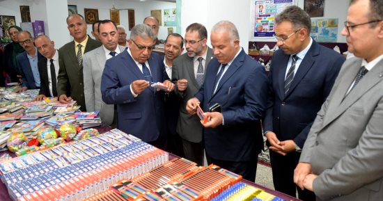 محافظ الدقهلية يتفقد معرضا لتوزيع مستلزمات الدراسة مجانا على غير القادرين