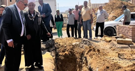 رئيس مياه القناة يتابع ميدانيًا إحلال وتجديد خط صرف صحي بطول 1300 متر بالسويس