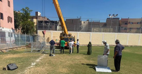 مدير الشباب والرياضة يتابع تطوير نادى الأقصر وتركيب كشافات الإضاءة.. صور