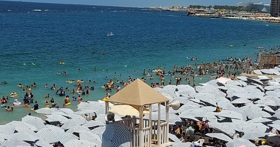 جرس الحصة ضرب.. زوار الإسكندرية يودعون الشواطئ قبل الدراسة