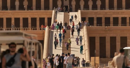 سياح العالم يستمتعون بزيارة معابد ملوك وملكات مصر الفرعونية