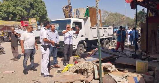 حملات مكثفة بشوارع بولاق الدكرور لرفع الإشغالات والقضاء على مخازن الفريزة.. صور