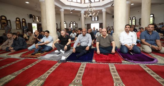 محافظ كفر الشيخ يؤدي صلاة الجمعة بحضور قيادات المحافظة.. فيديو