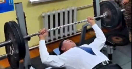 رئيس منغوليا يجرى تمارين لياقة بـ100 كيلو حديد أمام جنوده.. فيديو