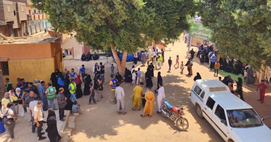 أهالى قرية المهيدات بالطود يعبرون عن سعادتهم بقافلة التحالف الوطنى ضمن مبادرة «إيد واحدة».. صور