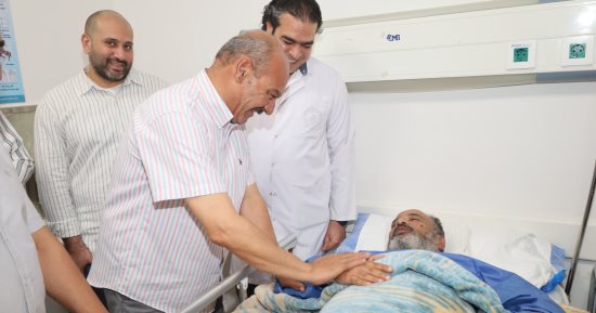 إصابة مدرس بالسويس سقط من أعلى سلم أثناء تجهيز المدرسة.. والمحافظ يطمئن عليه