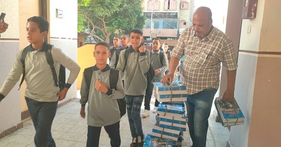 شاهد فرحة طلاب الأقصر خلال تسليم الكتب مع بداية العام الدراسي الجديد.. صور
