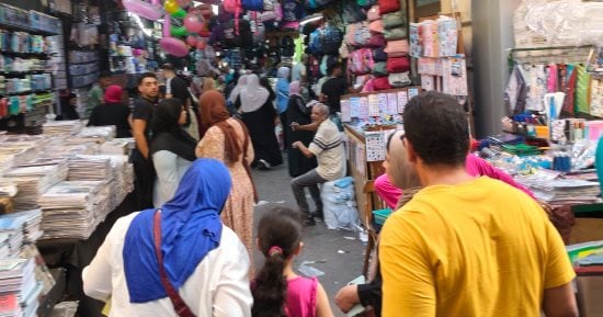 زحام الساعات الأخيرة.. إقبال كبير على سوق الورق لشراء المستلزمات المدرسية بالإسكندرية.. سعر الشنط يبدأ من 300 جنيه حتى 1200 جنيه.. والكشاكيل الدستة بـ70 جنيها.. والمنشية أرخص الأسواق بأسعار تنافسية لسوق الجملة