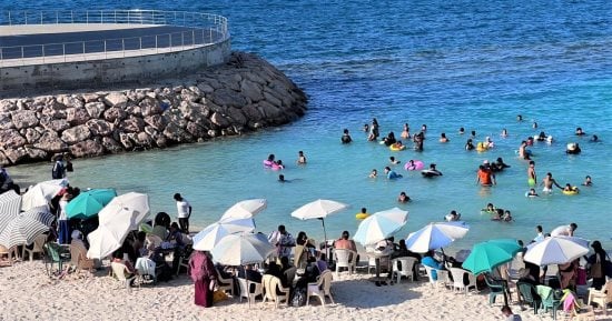 الدراسة بدأت ومصيف مطروح مستمر.. إقبال كبير على الشواطئ الخلابة.. وانتعاش وحجوزات حتى آخر سبتمبر.. حديثو الزواج وكبار السن يفضلون المصيف وقت الروقان.. وتراجع الزحام بالتزامن مع بدء العام الدراسى الجديد.. صور