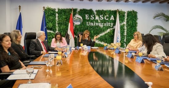 عميدة كلية الفنون البصرية والصناعات الإبداعية بإسلسكا تترأس الاجتماع الأول لمجلسها الاستشاري بإسهامات فاعلة من أعضائه من رموز الفن والإعلام  