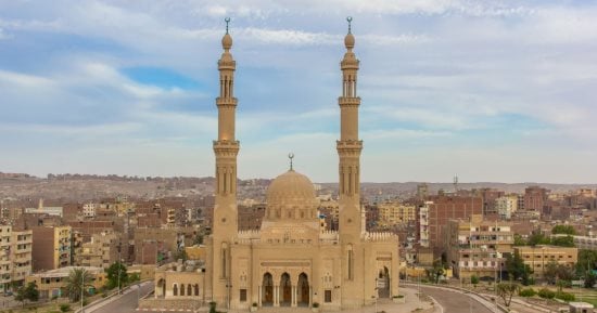من حصن عسكرى إلى مسجد تاريخى.. فن العمارة بمسجد بدر الطابية فى أسوان