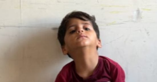 حمزة أبو جزر.. طفل أنهك الارتخاء العضلى جسده الصغير وأفقده القدرة على الحركة.. أصبح بحاجة إلى كرسى متحرك وأسرته تبحث عن إجابة لمرض مجهول السبب.. والدته: طفلي يتدهور ولا علاج له في غزة ولابد من سرعة السفر