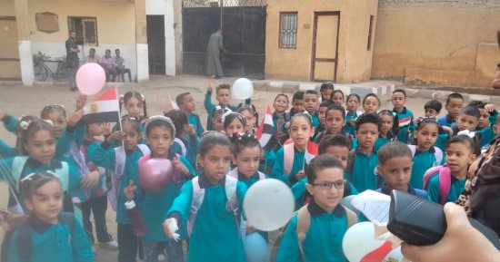 بالإعلام والبالونات.. استقبال تلاميذ الصفوف الأولى بسوهاج بأول أيام الدراسة