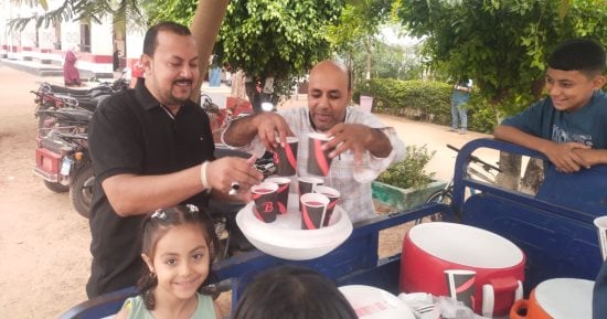 شباب برقطا يوزعون الشربات على الأهالي احتفالا بانطلاق العام الدراسي.. صور
