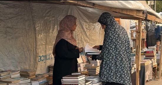 مكتبة في غزة بالصدفة.. نيفين الغرابلي امرأة خرجت تبحث عن الحطب في غزة فعادت تحمل كتبا من تحت الركام..اختارت إنقاذها بدلا من حرقها..نظفتها ورتبتها وحولتها لمكتبة صغيرة تمنح الطلاب والنازحين فرصة للقراءة والتعلم