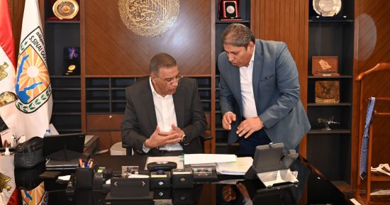 محافظ جنوب سيناء يستعرض مع مدير الأبنية التعليمية خطة إنشاء وصيانة المدارس بالمحافظة