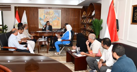 نائب محافظ الفيوم يتابع إجراءات طرح مشروعات المرور والمسطحات والري