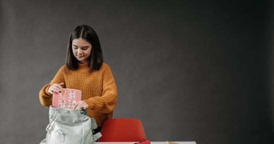 شنطة المدرسة تقيلة عليه..7 حاجات لازم تتشال منها لتخفيف وزنها على الطفل