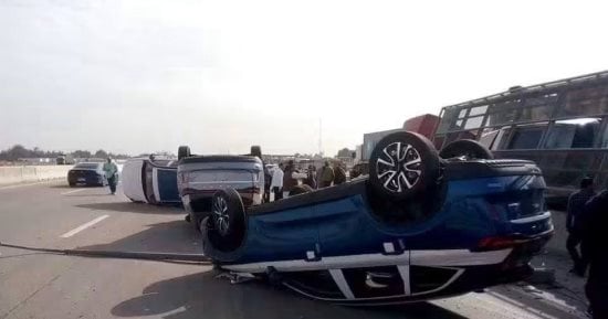 تهشم سيارات سقطت من أعلى تريلا بطريق إسكندرية الصحراوى