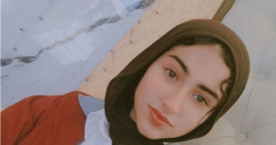 جراحها تؤلمها كل يوم.. ميار بربخ طفلة فلسطينية تحمل آثار حروق أنهكت قدميها منذ طفولتها.. تواجه ألم الجراح والحشرات داخل خيمتها في غزة.. ووالدتها تناشد: لا أطلب سوى فرصة للعلاج لأحمي ابنتي وأمنحها حياة