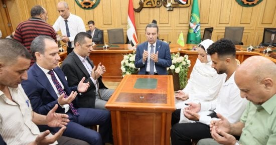 محافظ المنوفية يشارك عروسين يتيمين فرحة عقد قرانهما ويدعم استكمال تجهيزات الزواج