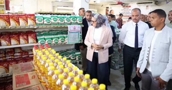 محافظ الوادى الجديد تتابع انتظام مبادرة تخفيض أسعار السلع فى الخارجة
