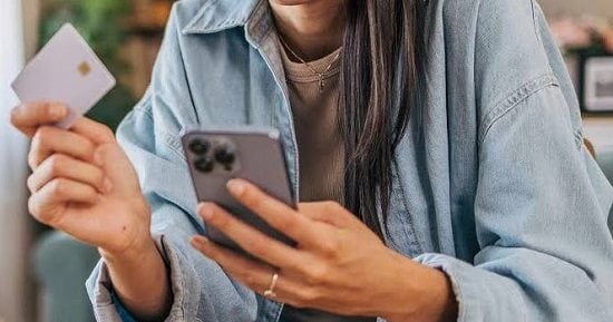4 أبراج بتشترى كل حاجة أونلاين.. الميزان بيحب يقارن والجوزاء فضولي