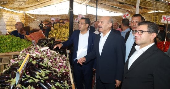 محافظ السويس يفتتح مبادرة لتوفير الخضراوات والسلع بأسعار مخفضة بالمثلث