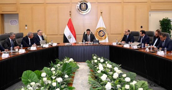 وزير الصناعة يشكل لجنة مشتركة بعد اجتماعه مع شعبة صناعة الأسمنت باتحاد الصناعات