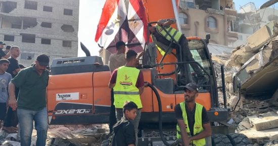 12 قتيلا وعشرات المصابين والمفقودين في انهيار مبنى سكني يؤوى نازحين بغزة..الدفاع المدنى: صعوبات بالغة فى البحث بسبب نقص الإمكانيات.. واللجنة المصرية تدفع بأطقمها الفنية وآلياتها لرفع الركام وانتشال الضحايا