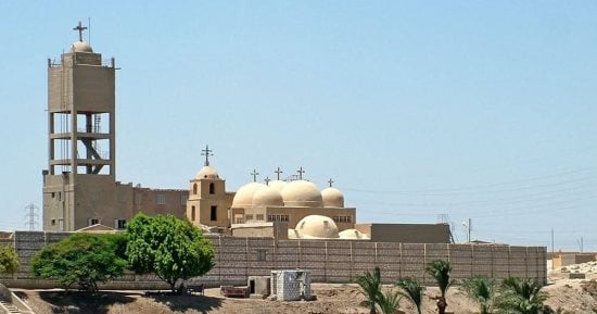 بالتزامن مع زيارة البابا تواضروس لإيبارشية بني سويف.. مسجد بجوار مطرانية وهلال يحتضن صليبا.. احتفالات مولد السيدة حورية فى محيط المطرانية.. ومولد العذراء يجمع قطبى الأمة.. صور