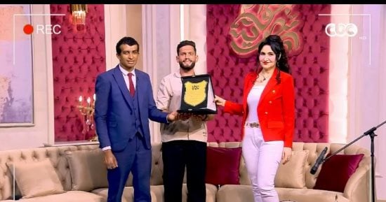 هبة عبد الفتاح تهدى المنشد عبد الرحمن بدر درع الموهوبين فى جوهرة مصرية