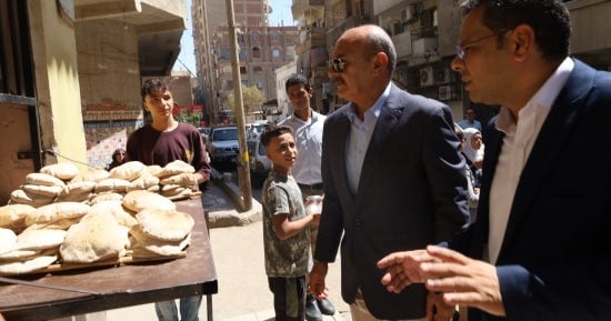 محافظ السويس يفاجئ مخابز السويس والأربعين لمتابعة جودة الخبز