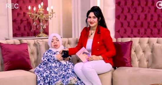 هبة عبد الفتاح تهدى قلادة ذهبية لكاتبة من ذوى الهمم فى برنامج جوهرة مصرية
