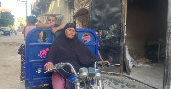 "سيدة التروسيكل المرأة الحديدية بالفيوم" قصة كفاح أم شعبان.. فقدت ابنها الوحيد وتعرض زوجها لأزمة صحية فقادت التروسيكل بين الرجال.. توزع الخبز على المطاعم والمنازل.. وتؤكد: "كل الحلال صعب بس ما أمدش إيدي"