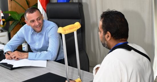 محافظ أسوان يستمع لمطالب 43 مواطناً فى اللقاء الجماهيرى الأسبوعى